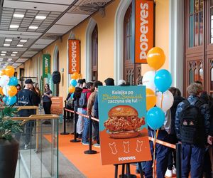 Popeyes na Dworcu Głównym we Wrocławiu otwarty! Spora kolejka, muzyka na żywo i darmowy kurczak