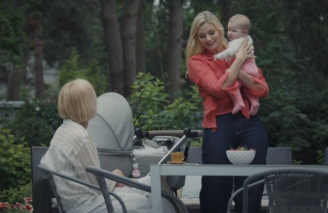 M jak miłość, odcinek 1883. Dorota (Iwona Rejzner), Jagoda (Katarzyna Kołeczek), Dorotka (Klara Madeńska)