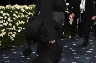 Rihanna ogłosiła ciążę na Met Gali 2025. Okrągły brzuszek wcisnęła w gorset!