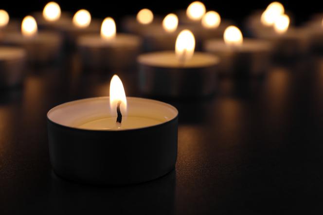 świeca znicz żałoba śmierć rocznica śmieci pamięć grób święto 