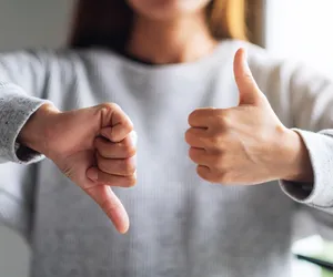 Tylko ludzie sukcesu potrafią zrobić to ze swoją dłonią. Technicy kryminalni zdradzili, że taki kciuk zdradza Twoją osobowość.  Sprawdź, czy jesteś w tym gronie