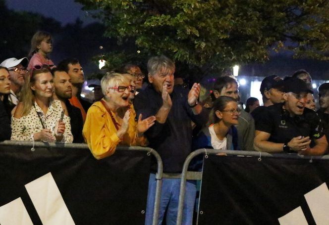 Tłumy wyszły w nocy na ulice. Ludzie klaskali, okrzykom nie było końca