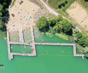 Ogromny pomost i piaszczysta plaża. To miejsce na Mazurach przyciąga tłumy turystów. Zobacz zdjęcia