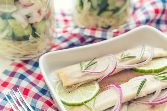 Śledzie z dodatkiem świeżej wanilii, liścia limonki kaffir i cytrusów