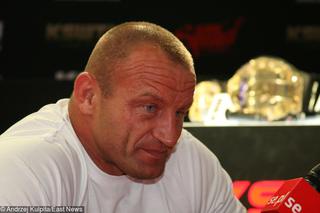 Mariusz Pudzianowski walczy z bólem po operacji. Stawia pierwsze kroki [ZDJĘCIE]