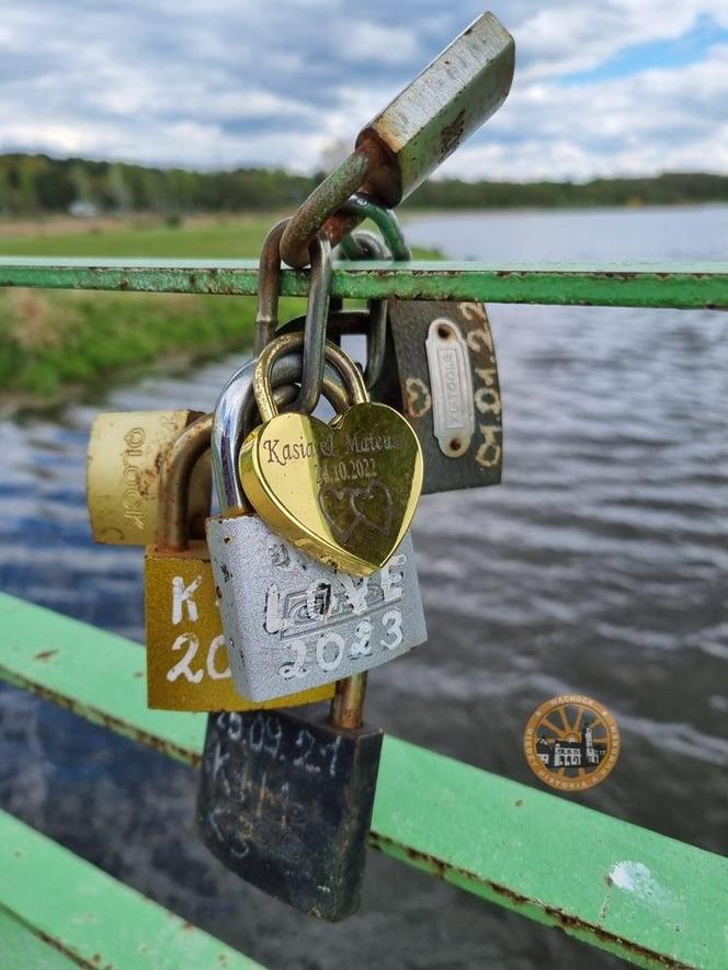 Miłość w Wąchocku. Na mostku pojawiły się kłódki 