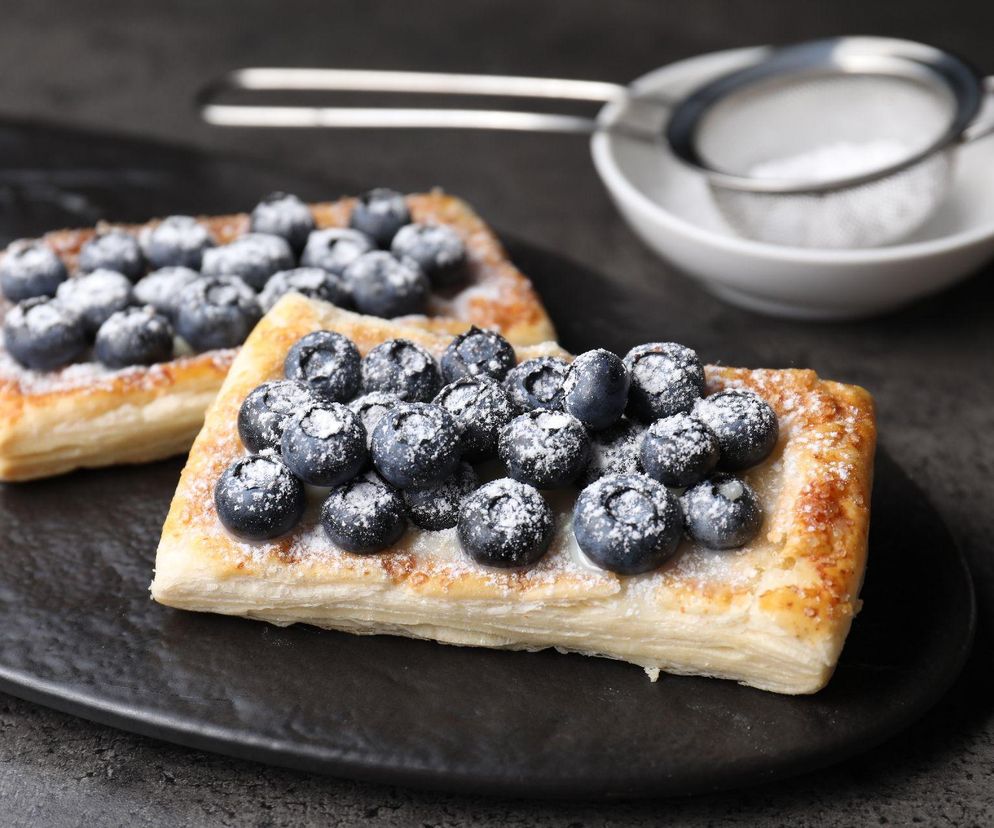 Układam na cieście francuskim i zapiekam. Te ciastka są tak dobre, że znikają w okamgnieniu