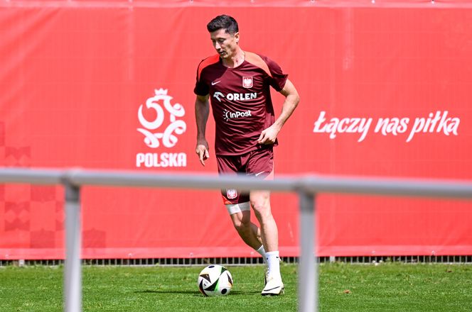 Lewandowski trenuje z bandażem na nodze