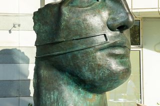 Rzeźba „Tindaro” Igora Mitoraja z placu Trzech Krzyży sprzedana za rekordową kwotę 6,89 mln zł