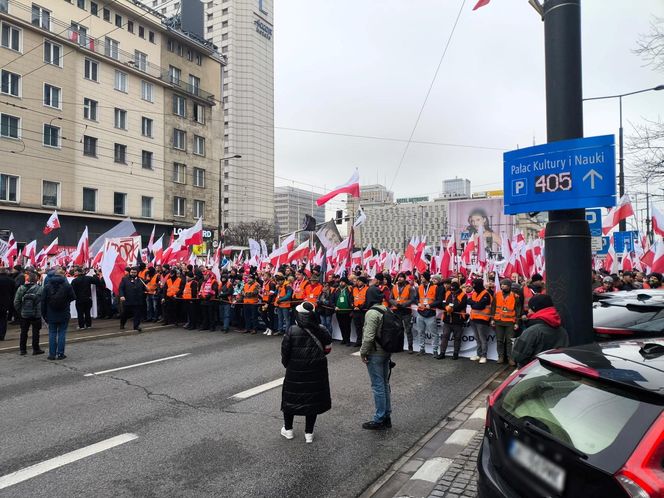 Marsz Niepodległości 2025 na żywo. Relacja z Warszawy. "Chcę zobaczyć Polskę samodzielną i niezakompleksioną"