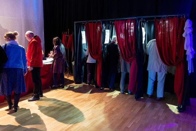 W Czerwonaku wyborcy głosują w teatralnej garderobie