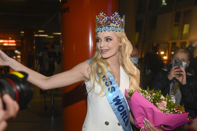 Karolina Bielawska spotkała się z dziećmi z Ukrainy! Maluchy lgnęły do tegorocznej Miss World 2022 