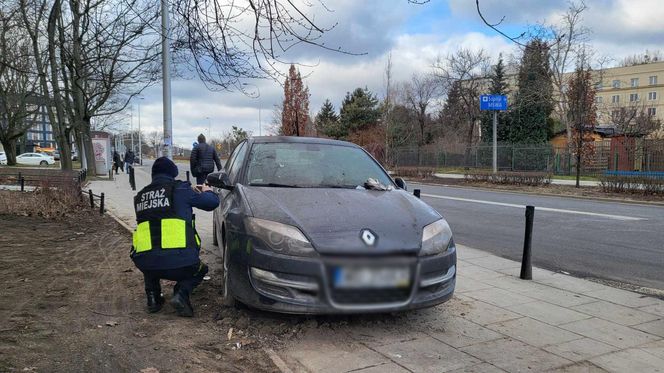 Samochód porzucony na chodniku przy ul. Odyńca 