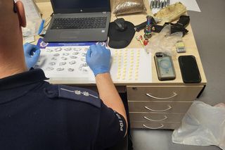  Najpierw wpadł nastolatek. Kiedy policjanci przeszukiwali jego pokój, na jaw wyszło, co robiła matka