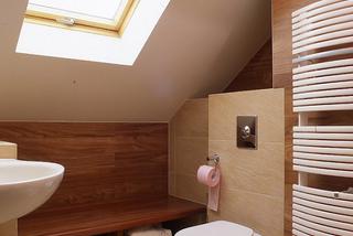 Aranżacje łazienek na poddaszu: 13 pomysłów na urządzenie łazienki pod skosem