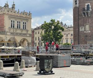 Kontrowersyjna budowa na Rynku Głównym w Krakowie. Mieszkańcy podzieleni