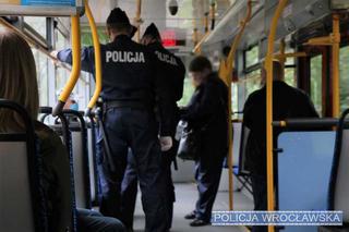 Policjanci kontrolują czy pasażerowie MPK Wrocław noszą maseczki