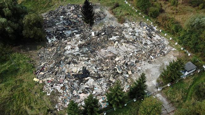 Azbest, papa i wełna. Kiedy posprzątają pogorzelisko w Chęcinach? [ZDJĘCIA]