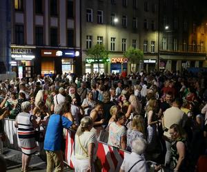 Potańcówka przed Teatrem Śląskim w Katowicach