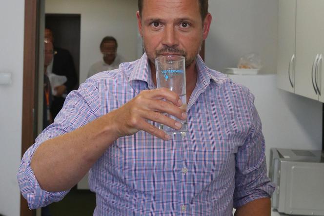 Trzaskowski. Kranówka jest zdrowa piję ją