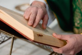 Proboszcz jednej z poznańskich parafii zrezygnował ze stanowiska. Policja prowadzi śledztwo w związku z podejrzeniem o inną czynność seksualną z małoletnią