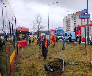 Koszmarny wypadek w Łodzi. Tramwaj i osobówka zderzyły się na Hetmańskiej [ZDJĘCIA].