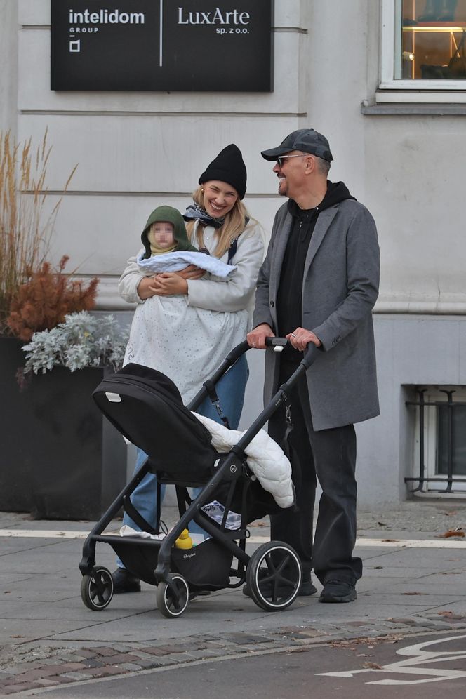 Krzysztof Ibisz z rodziną na spacerze