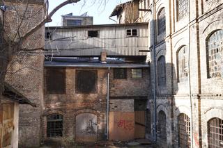 Opuszczona fabryka włókiennicza w Białymstoku. Niszczejące budynki niedaleko centrum miasta