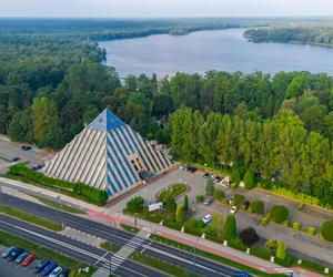 Kopia piramidy Cheopsa stoi w Polsce! Postmodernistyczna budowla zachwyca turystów