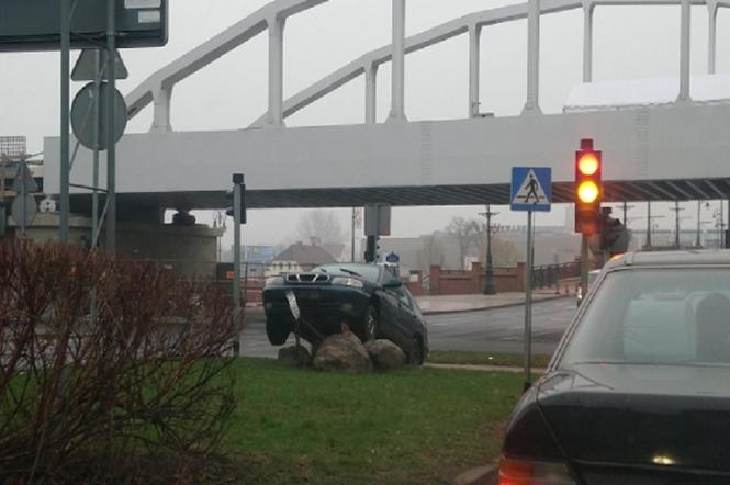 Auto wypadło z drogi i zawisło na kamieniach.