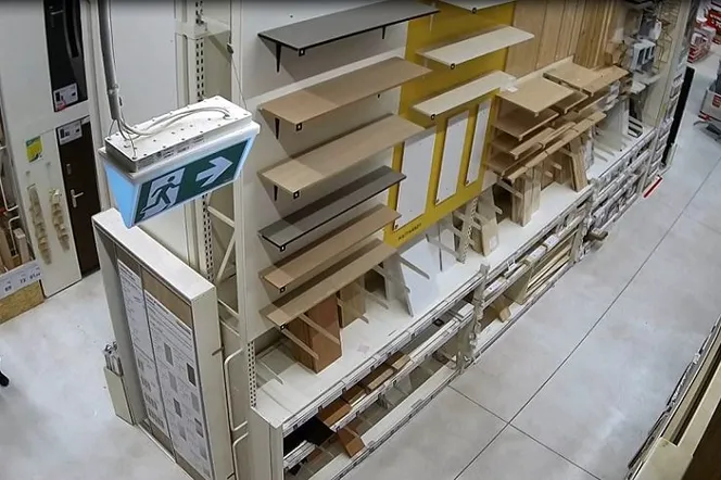 Bandzior wybiegł ze sklepu z kradzionym towarem. Ochroniarza zaatakował gazem