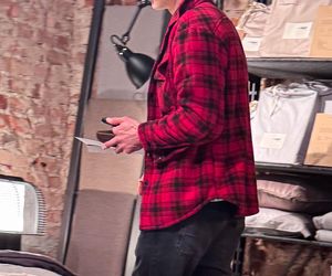 Maciej Zakościelny głaszcze kołdrę po rozwodzie