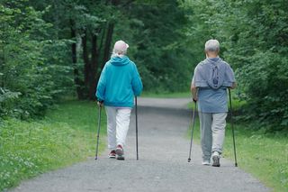 Nordic walking odchodzi do lamusa? Oto najlepsze ćwiczenia po 60-tce. Bezpieczne dla stawów i poprawiają pamięć