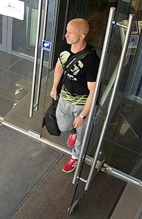 Okradł biuro w Bydgoszczy! Poznajesz tego mężczyznę? [ZDJĘCIA]