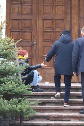 Lech Wałęsa w Wigilię był w kościele w samo południe. Tyle dał dziewczynce pod świątynią!
