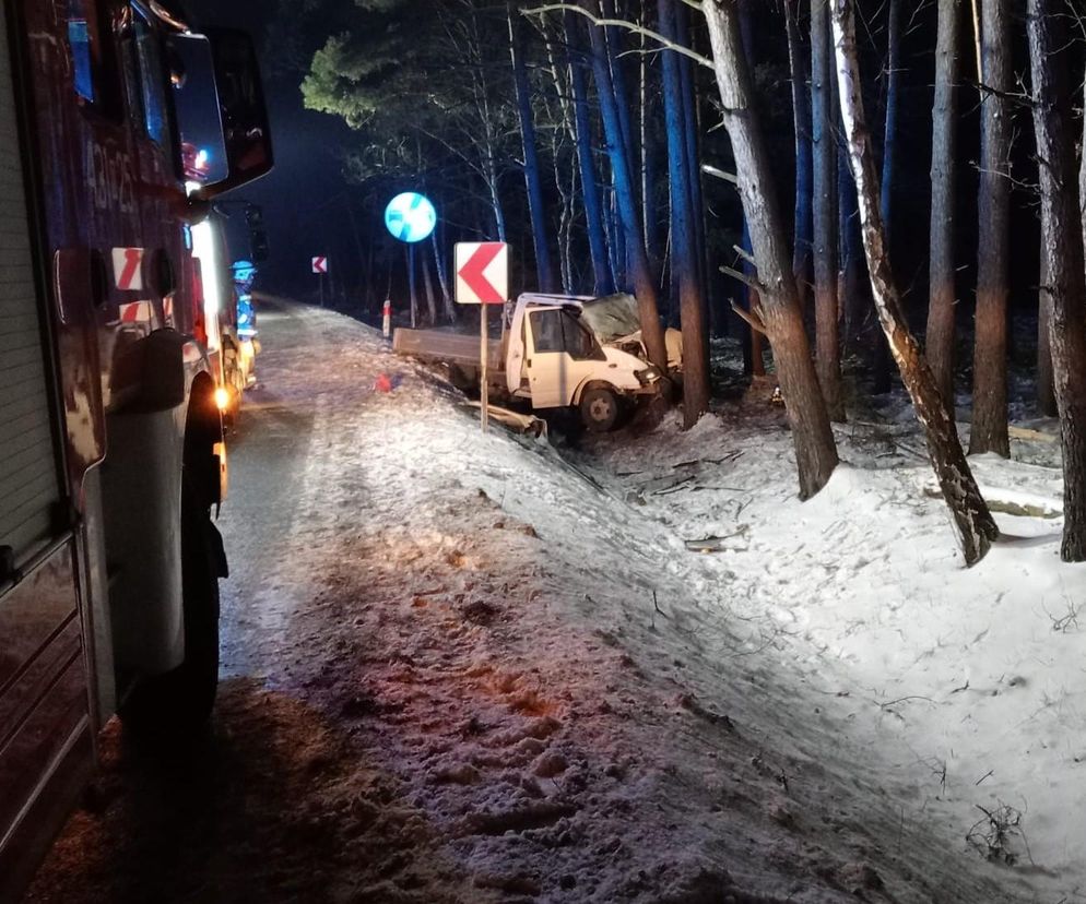 Bus wypadł z drogi i wbił się w drzewo. Makabryczny widok