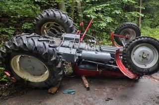 Zagorzyn. Nie żyje mężczyzna przygnieciony przez ciągnik. Maszyna przewróciła się na stromej drodze