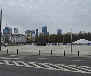 Mężczyzna wszedł na pomnik smoleński