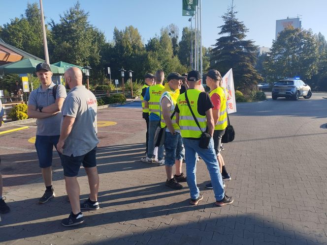 Protest górników w Jastrzębiu-Zdroju. Blokują kluczowe rondo i główne drogi