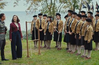 Zatoka szpiegów 2, odcinek 14. Franz (Bartosz Gelner), Eva (Sonia Mietielica), czwarta z lewej wśród dziewcząt Jadzia (Ninel Kos)