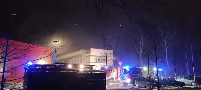 Kraków: Poteżny pożar archiwum Urzędu Miasta. Płoną dwie duże hale przy ulicy Na Załęczu. Akcja trwa [ZDJĘCIA]