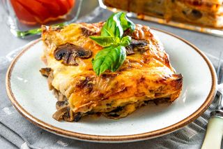 Lasagne z cukinią i pieczarkami. Bez mięsa, a pyszna, aromatyczna i sycąca