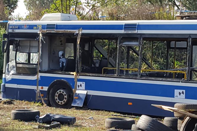 Tak wygląda autobus po wybuchu bomby, którą chciał stworzyć Paweł R.