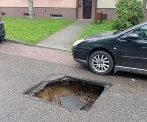 Brzeszcze. Ziemia zapadła się w samym środku osiedla. Olbrzymia dziura w jezdni