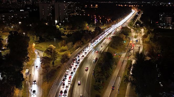 Auto rosyjskiej ambasady dachowało w Warszawie! Odłamki uszkodziły inne pojazdy