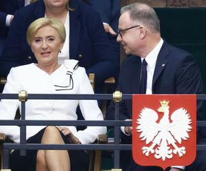 Agata Duda z kokardą na ramieniu w Sejmie