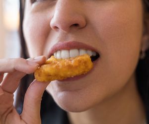 Oto, co naprawdę kryje się w nuggetsach z fast foodów. Prosta sztuczka