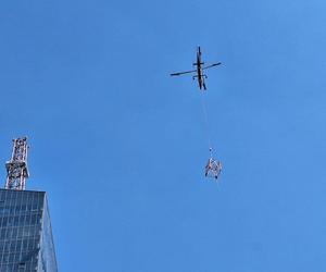 Montaż iglicy na Olszynki Park z użyciem helikoptera