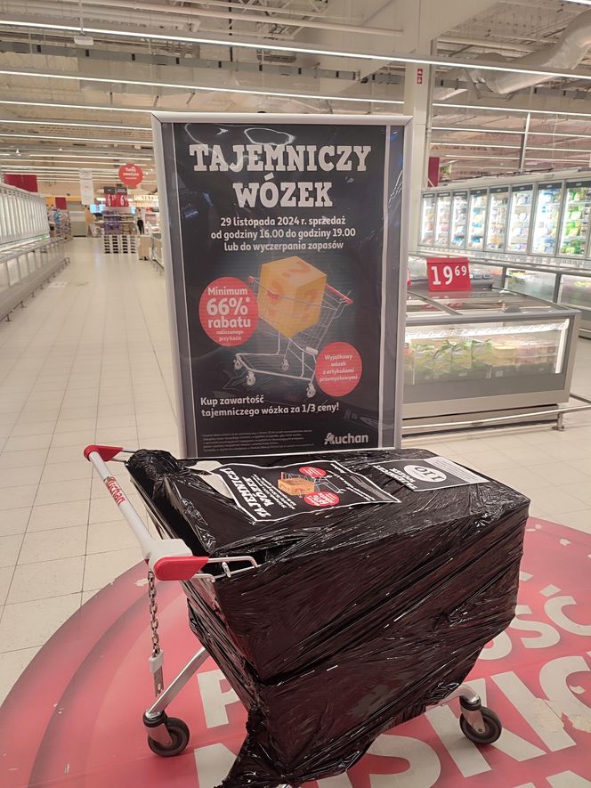   Tajemnicze wózki w całej Polsce. Popularna akcja wraca do Auchan na Black Friday