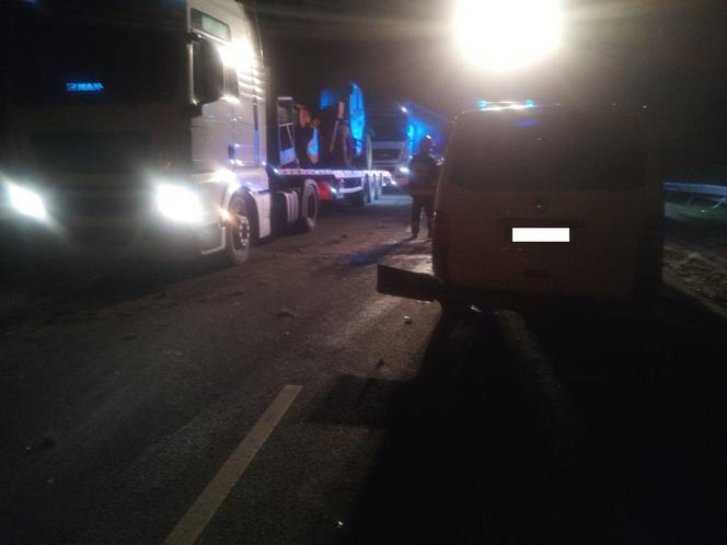 Kierowca busa wjechał w nocy w barierki na S5 pod Lesznem. Był pijany